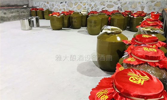 12.23每個(gè)陶缸上都印有“筆架窖藏”的專屬標(biāo)簽