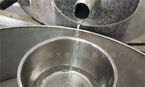 用小型烤酒設(shè)備蒸餾摘酒