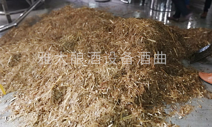 熟料釀酒設(shè)備|干甜桿酒釀酒工藝流程：干甜桿粉碎