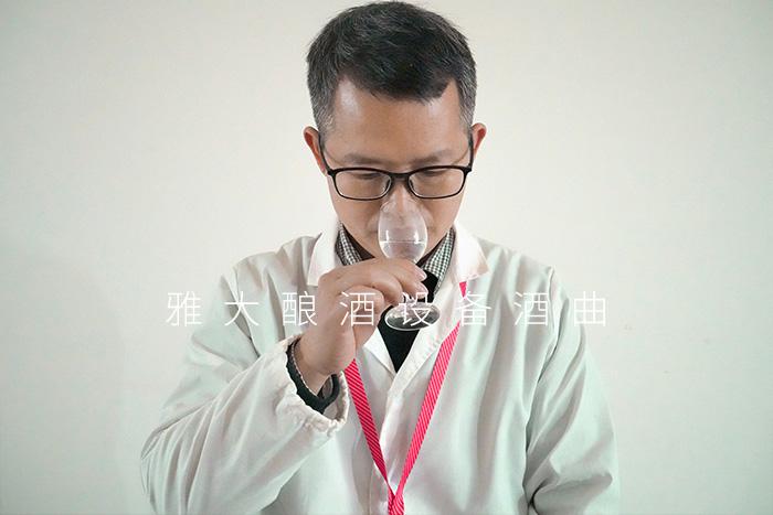 白酒釀造設(shè)備釀造的清香小曲酒要怎么品？釀酒老師傅說出實情！ 4