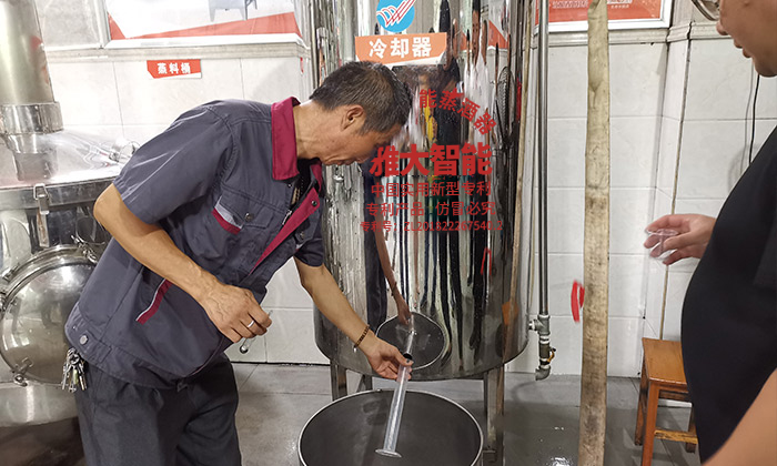 用小型烤酒設(shè)備釀造的純糧酒泡酒